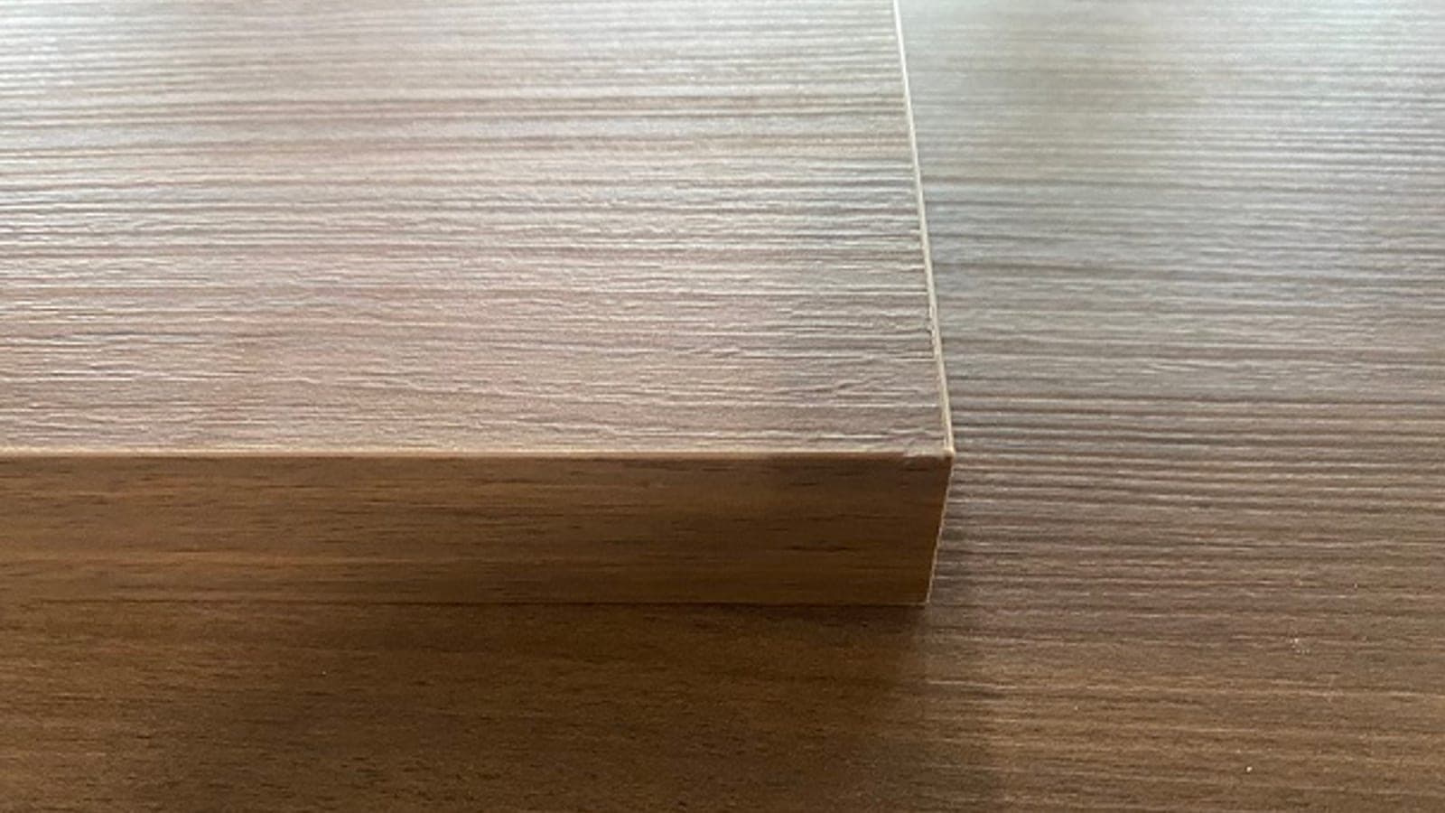 Cận cảnh cạnh gỗ dán, minh họa nhánh keo